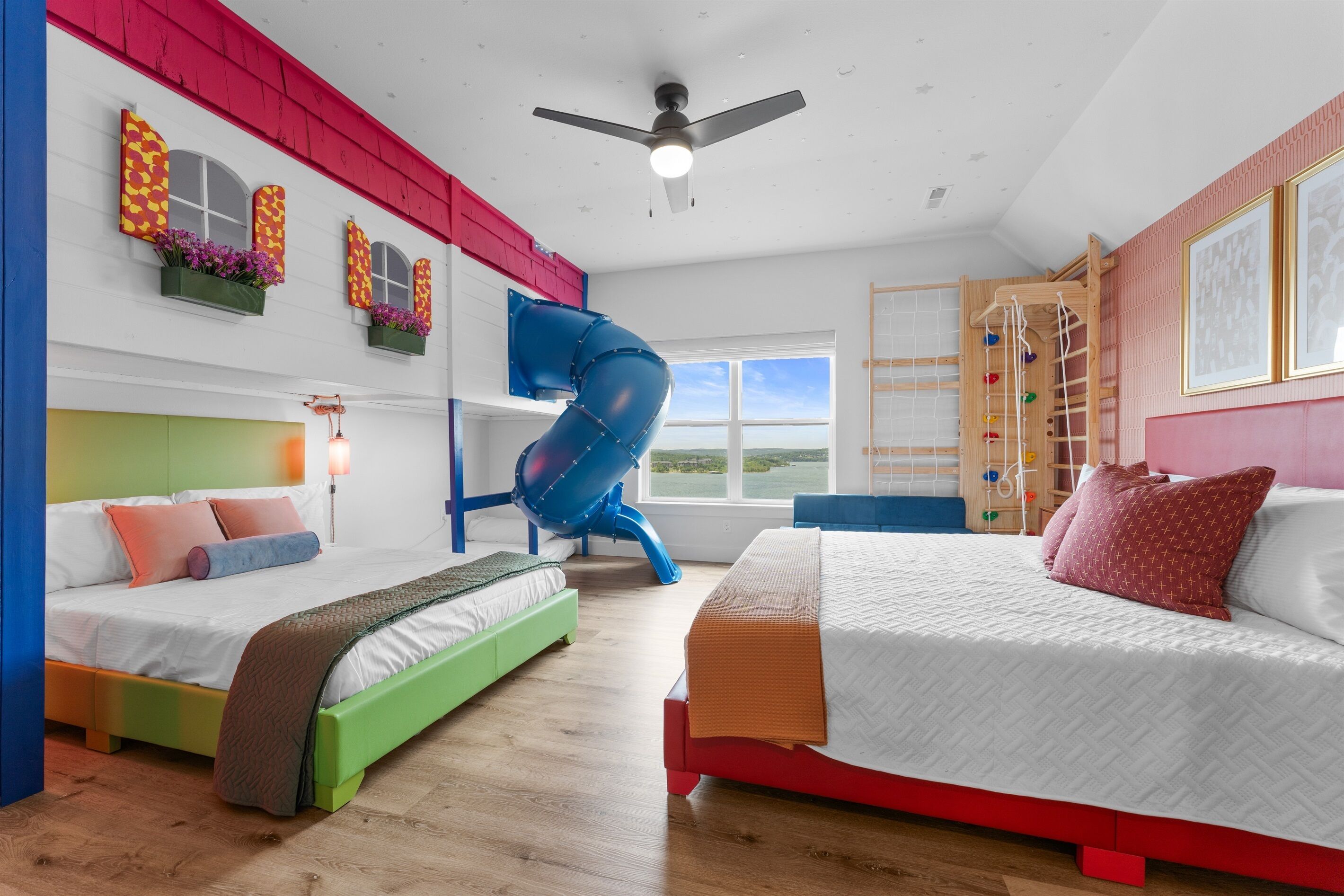 7 Schlafzimmer, Schreibtisch, Bügeleisen/Bügelbrett, Reisekinderbett