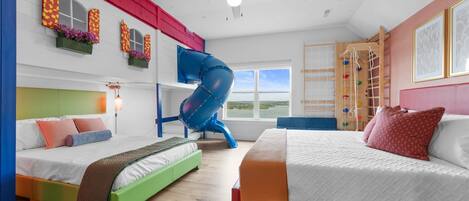 7 makuuhuonetta, työpöytä, silitysrauta/-lauta, vauvan matkasänky