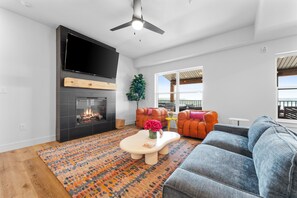 Smart TV, lareira, videogames, mesa de pingue-pongue