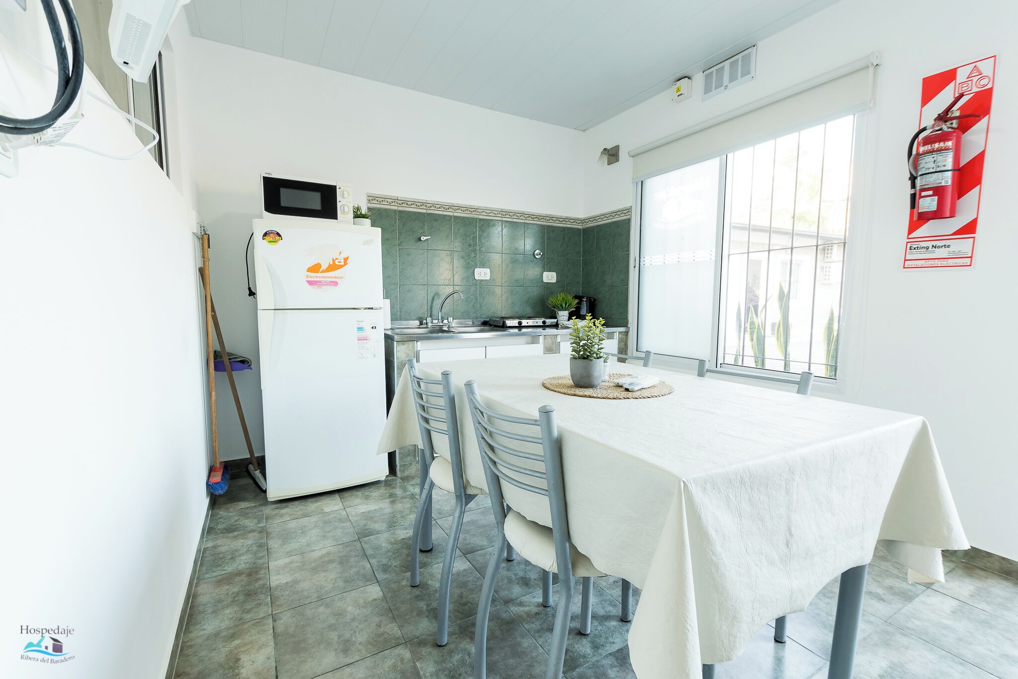 Kamar Keluarga | Dapur pribadi | Lemari es besar, microwave, kompor, dan peralatan masak/sendok-piring