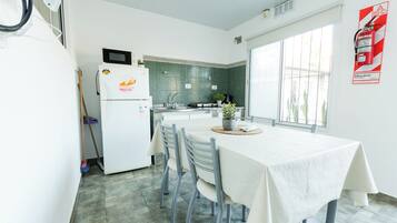 Kamar Keluarga | Dapur pribadi | Lemari es besar, microwave, kompor, dan peralatan masak/sendok-piring