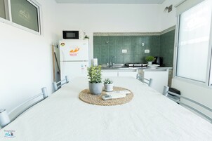 Family Room | Private kitchen | Full-size fridge, microwave, stovetop, cookware/dishes/utensils