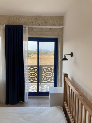 Habitació clàssica | Escriptori i roba de llit 