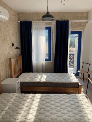 Basic-Zimmer | Schreibtisch, Bettwäsche