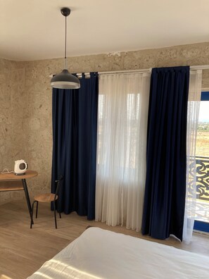 Klassieke kamer | Een bureau, beddengoed
