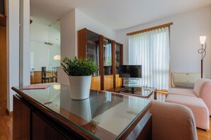 Ferienhaus, Gartenblick | Wohnbereich | 35-Zoll-Fernseher mit Satellitenempfang