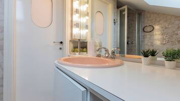 House, Garden View | Bathroom | Shower, hair dryer, towels, soap