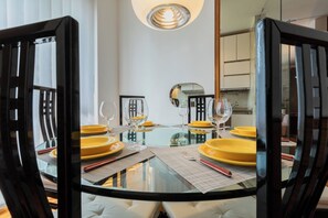 Ferienhaus, Gartenblick | Wohnbereich | 35-Zoll-Fernseher mit Satellitenempfang