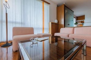 Ferienhaus, Gartenblick | Wohnbereich | 35-Zoll-Fernseher mit Satellitenempfang