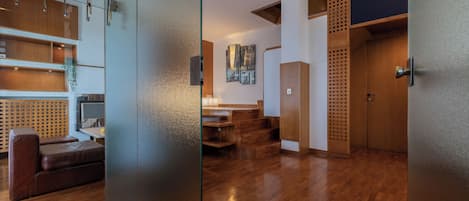 Ferienhaus, Gartenblick | Wohnbereich | 35-Zoll-Fernseher mit Satellitenempfang