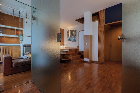 Ferienhaus, Gartenblick | Wohnbereich | 35-Zoll-Fernseher mit Satellitenempfang