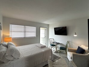 2 bedrooms, iron/ironing board, WiFi, bed sheets - 2-bedroom house minutes from Nokomis beach with WiFi, central AC (Nokomis)