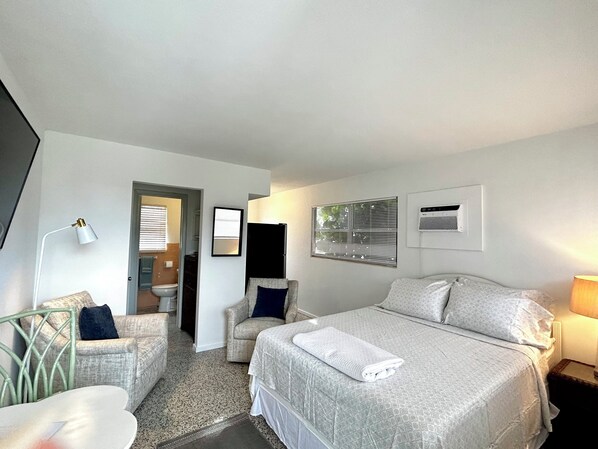 2 bedrooms, iron/ironing board, WiFi, bed sheets - 2-bedroom house minutes from Nokomis beach with WiFi, central AC (Nokomis)