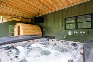 Indoor spa tub - Sauna -Jumbo Hot Tub w TV- Resort -Privacy- 5 Star (Ellijay)