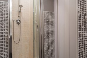 Apartment, Balkon | Badezimmer | Dusche, Regendusche, kostenlose Toilettenartikel, Haartrockner
