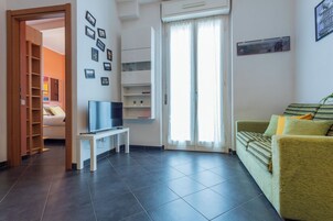 Apartment, Balcony | Living area | 32-inch flat-screen TV with cable channels