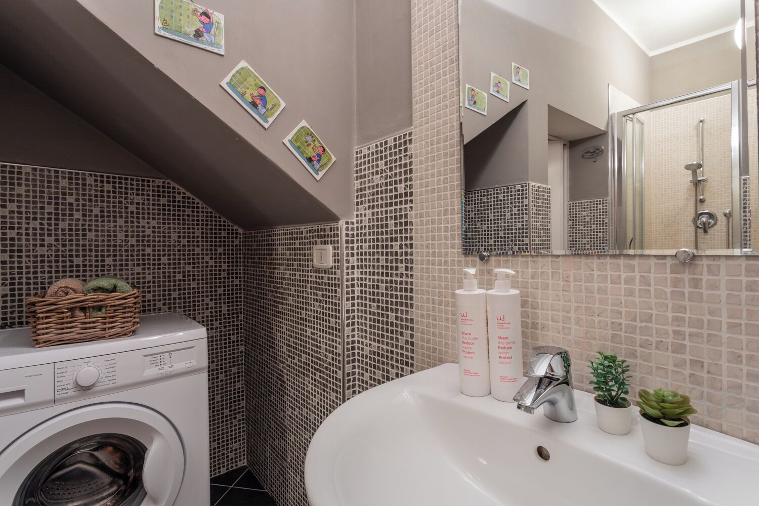 Apartment, Balcony | Bathroom | Shower, rainfall showerhead, free toiletries, hair dryer