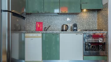 Appartement, balcon | Cuisine privée | Réfrigérateur, micro-ondes, four, plaque de cuisson