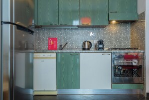 Departamento, balcón | Cocina privada | Refrigerador, microondas, horno y parrilla de estufa 