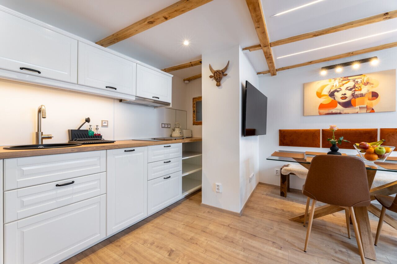 Kjøleskap, mikrobølgeovn, kokeplater og oppvaskmaskin