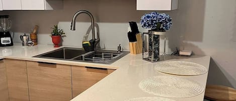 Frigorífico, microondas, horno y placa de cocina