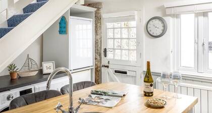 Boatman s Cottage Mousehole- Sleeps 4