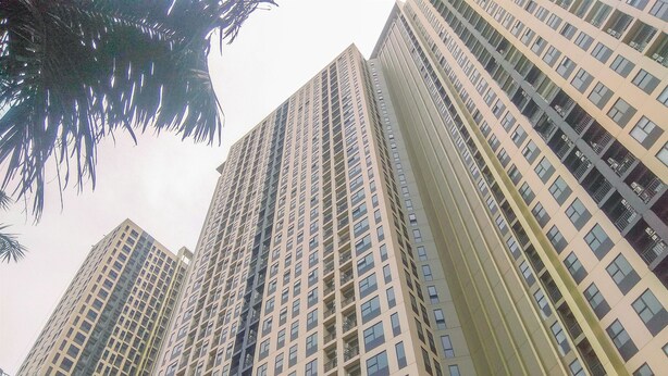 Un immeuble de grande hauteur, doté de nombreux étages et de balcons.