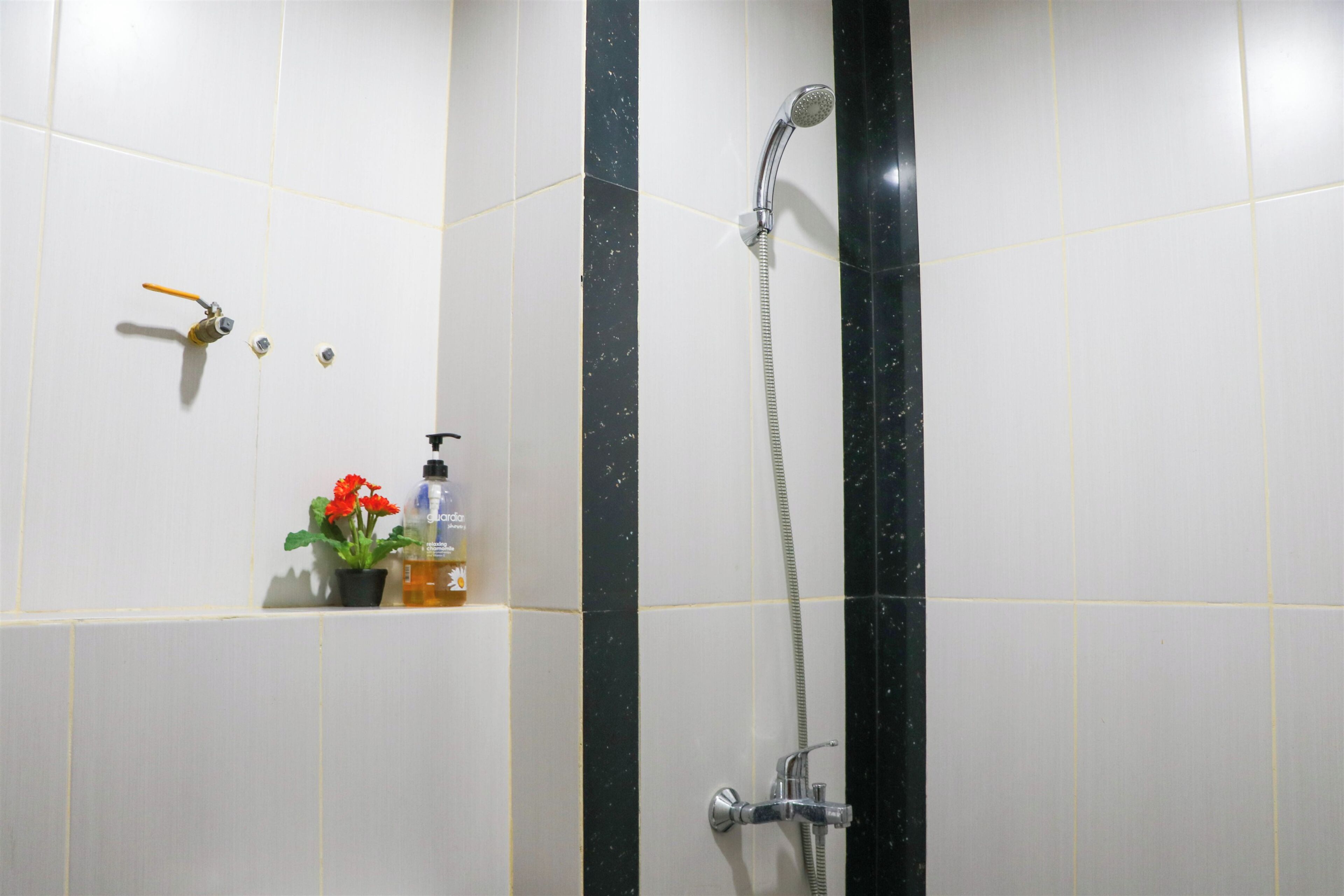 Apartemen Deluks | Kamar mandi | Shower dan handuk