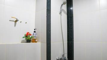 Apartemen Deluks | Kamar mandi | Shower dan handuk