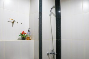 Deluxe-Apartment | Badezimmer | Dusche, Handtücher