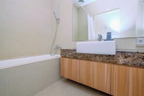 Deluxe Apartment | Bilik Mandi | Tab mandi dan pancuran berasingan, tuala disediakan 