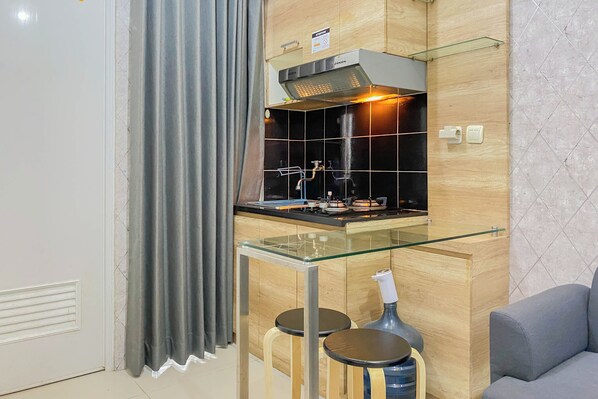 Deluxe-huoneisto | Yksityinen keittiö | Täysikokoinen jääkaappi, liesi