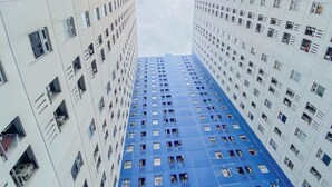 Un immeuble de grande hauteur, doté de nombreux étages et de nombreuses fenêtres.