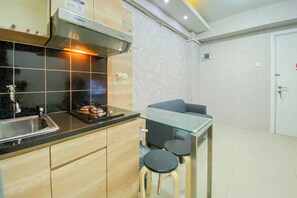 Deluxe Apartment | Dapur peribadi | Peti sejuk/penyejuk beku saiz penuh, dapur