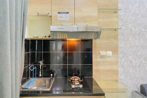 Departamento Deluxe | Cocina privada | Refrigerador con congelador y parrilla de estufa 