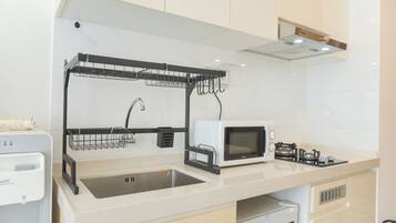 Deluxe Studio | Private kitchen | Full-sized fridge, stovetop