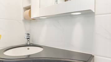 Deluxe Studio | Bathroom | Shower, towels
