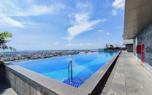 Outdoor pool - Comfort And Simply Look Studio Marquis De Lafayette Apartment (Semarang)