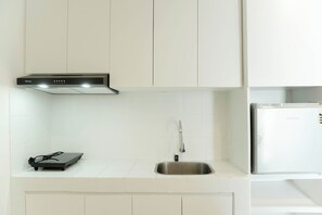 Departamento Deluxe | Cocina privada | Refrigerador con congelador, parrilla de estufa y tetera eléctrica 