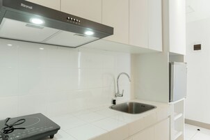 Deluxe Apartment | Private kitchen | Full-size fridge, stovetop, electric kettle