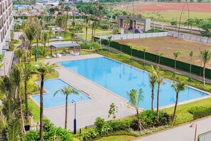 Outdoor pool - Good Designed And Restful Studio Sky House Bsd Apartment (Pagedangan)