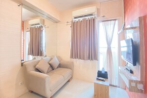 Living area - Cozy Living 2Br Green Pramuka City Apartment Near Mall (Jakarta)