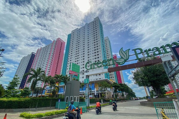 Un edificio alto con un letrero que dice 'Green' y 'Prana'.