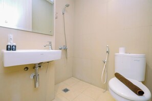 Deluxe Studio | Bathroom - Simply Look Studio Apartment Elpis Residence (Jakarta)