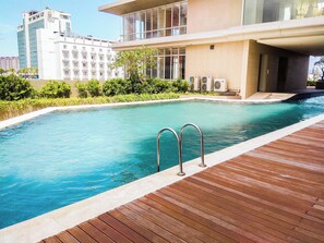 Outdoor pool - Simply Look Studio Apartment Elpis Residence (Jakarta)