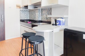 Deluxe Apartment | Private kitchen | Full-size fridge, stovetop