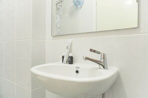 Deluxe-studiolejlighed | Badeværelse | Bruser, håndklæder