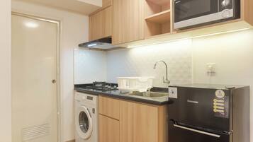 Apartament Deluxe | Cuina privada | Frigorífic gran, placa de cuina i bullidora elèctrica