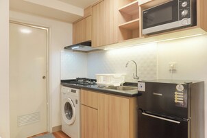 Deluxe Apartment | Private kitchen | Full-size fridge, stovetop, electric kettle