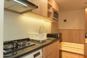 Apartamento luxo | Cozinha privada | Geladeira grande, cooktop, chaleira elétrica